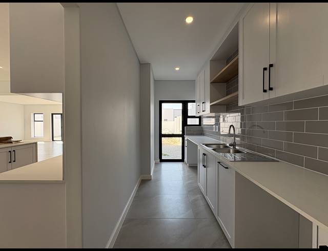 5 BEDROOM HOUSE FOR SALE IN SANDOWN